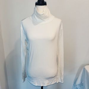 WHITE TURTLE NECK